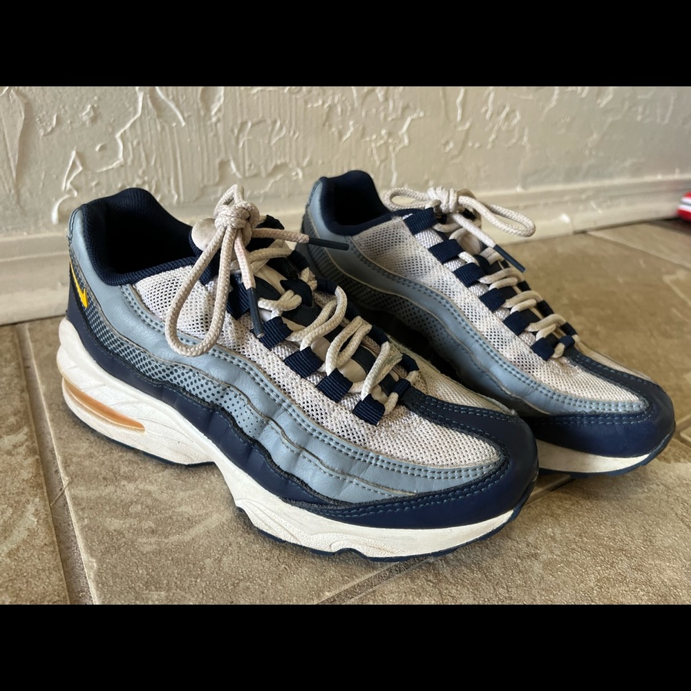 Blue Nike Airmax shoes 👟